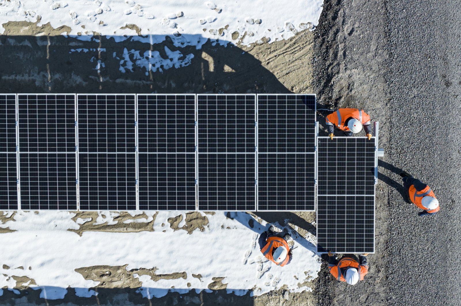 Technicians replace a photovoltaic panel at the Kalyon PV Karapınar Solar Power Plant, in Konya, central Türkiye, Feb. 2, 2023. (EPA Photo)
