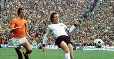 Germany&#039;s Franz Beckenbauer (R) and the Netherlands&#039; Johan Cruyff in action for the ball during the FIFA 1974 World Cup final match, Munich, Germany, July 7, 1974. (EPA Photo)