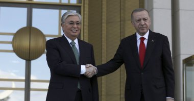 Kazakhstan&#039;s President Kassym-Jomart Tokayev (L) and President Recep Tayyip Erdoğan shake hands during a welcome ceremony in Ankara, Türkiye, May 10, 2022. (AP Photo)