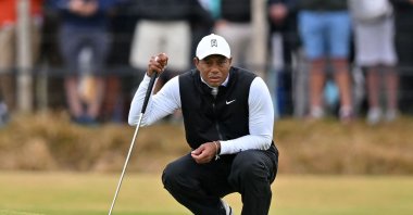 U.S. golfer Tiger Woods lines up a putt on the third green during his second round on Day 2 of the 150th British Open Golf Championship on the Old Course at St. Andrews, Edinburgh, Scotland, July 15, 2022. (AFP Photo)