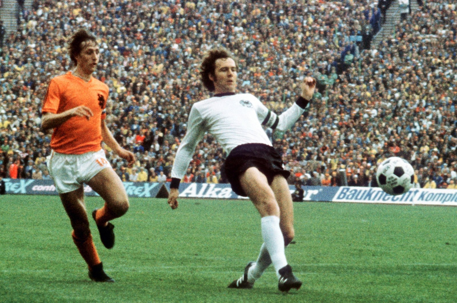 Germany&#039;s Franz Beckenbauer (R) and the Netherlands&#039; Johan Cruyff in action for the ball during the FIFA 1974 World Cup final match, Munich, Germany, July 7, 1974. (EPA Photo)