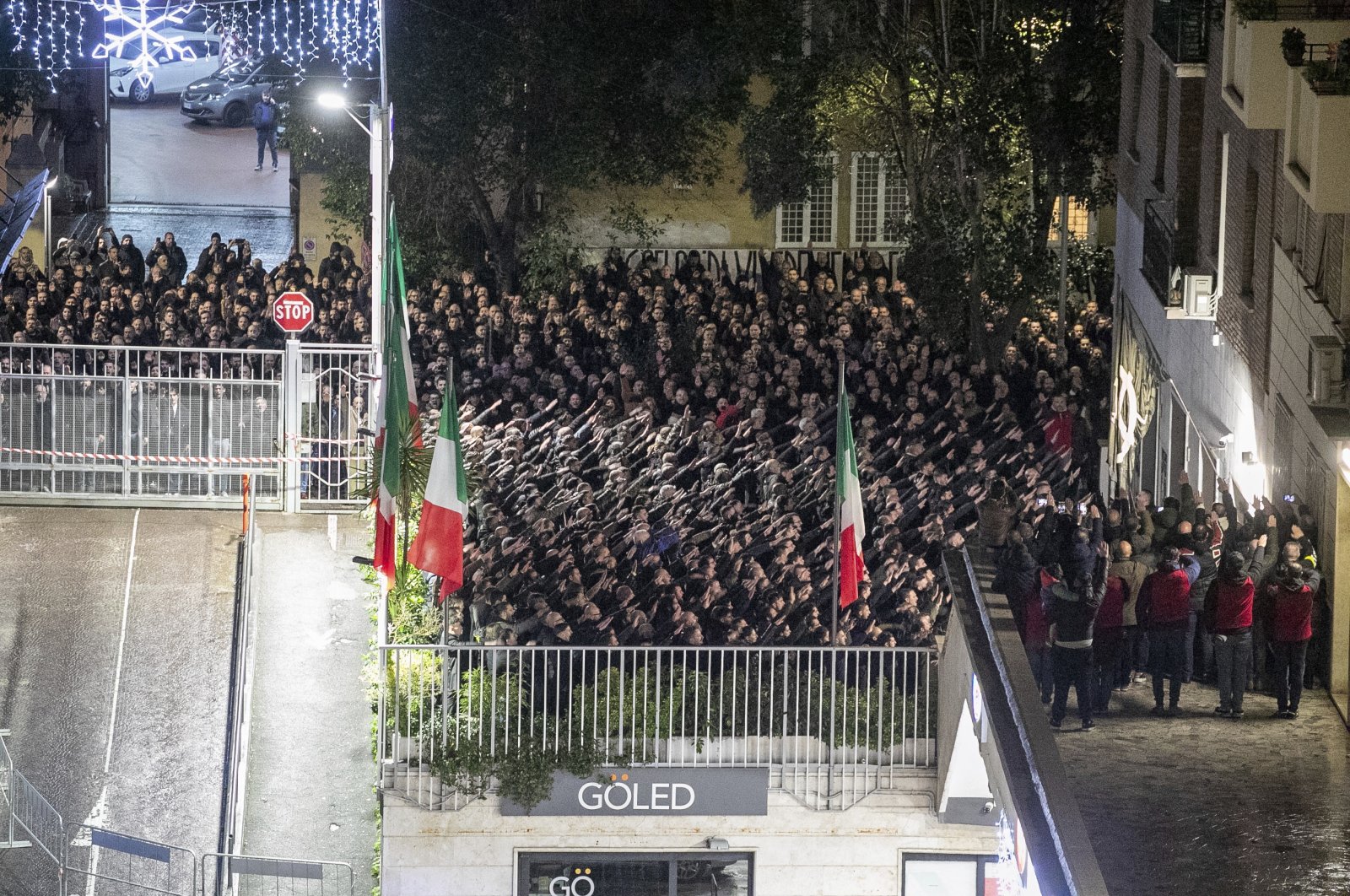 Indignación después de que partidarios de extrema derecha de Italia realizaran un saludo fascista