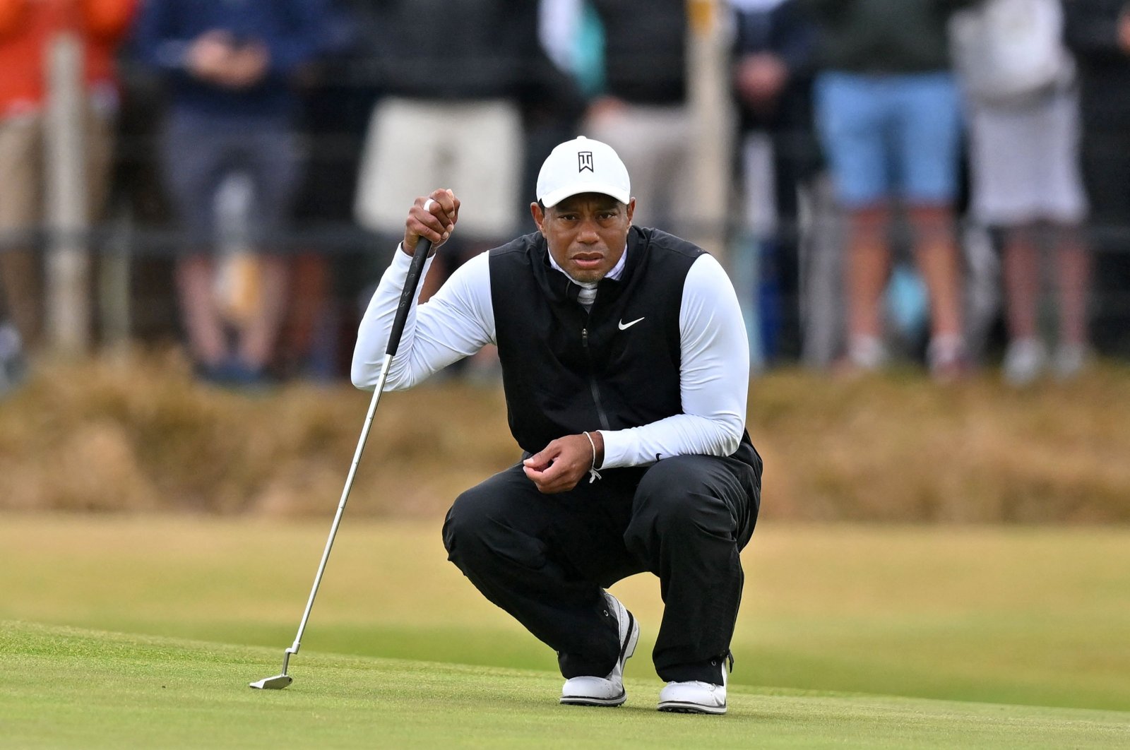 U.S. golfer Tiger Woods lines up a putt on the third green during his second round on Day 2 of the 150th British Open Golf Championship on the Old Course at St. Andrews, Edinburgh, Scotland, July 15, 2022. (AFP Photo)