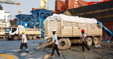 Grain from U.S. aid is unloaded from a ship and bagged at the Port of Berbera in Somaliland, Aug. 31, 2021. (AFP Photo)