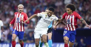 Real Madrid's Jude Bellingham (L) battles for the ball with Atletico Madrid's Axel Witsel (R) during the La Liga match at Civitas Metropolitano Stadium, Madrid, Spain, Sept. 24, 2023. (Getty Images Photo)