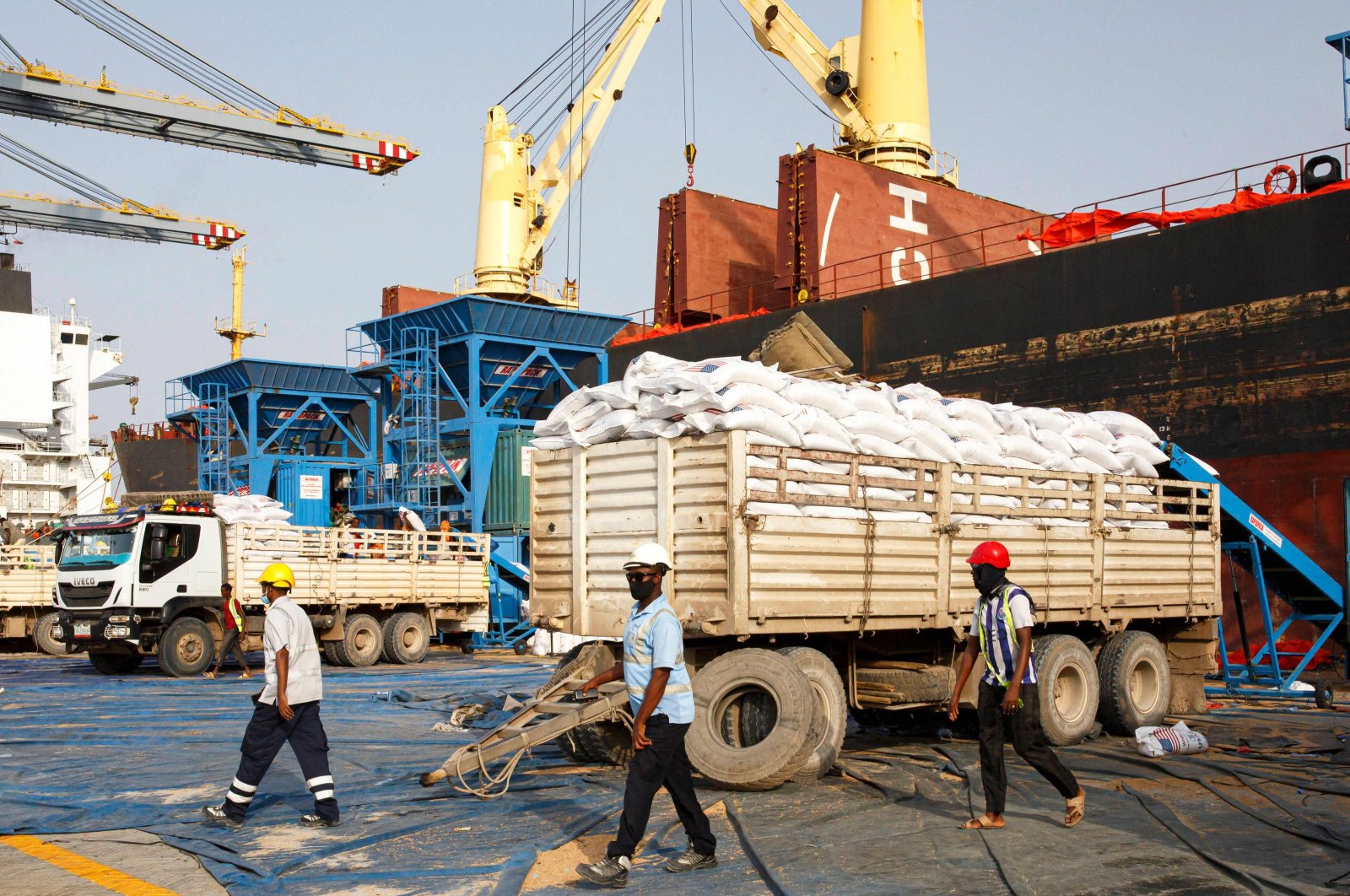 Grain from U.S. aid is unloaded from a ship and bagged at the Port of Berbera in Somaliland, Aug. 31, 2021. (AFP Photo)