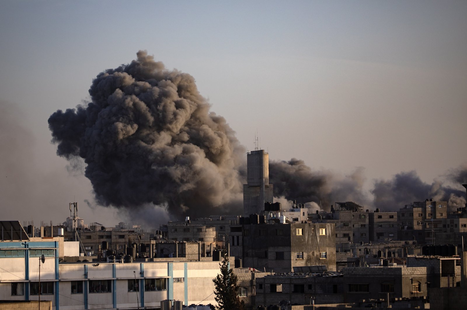 Smoke rises following Israeli air strikes in Khan Yunis, southern Gaza Strip, Jan 10, 2024. (EPA Photo)