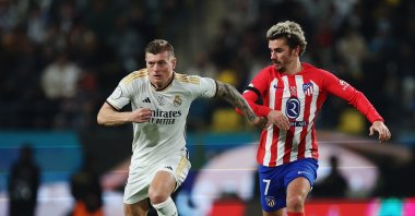 Real Madrid's Toni Kroos (L) battles for possession with Atletico Madrid's Antoine Griezmann during the Super Copa semifinal match at Al-Awwal Park, Riyadh, Saudi Arabia, Jan. 10, 2024. (Getty Images Photo)