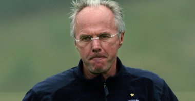 Swedish head coach of the English team Sven-Goran Eriksson looks on during a training session at the Mittelbergstadion in Buhlertal, Germany, June 28, 2006. (AFP Photo)