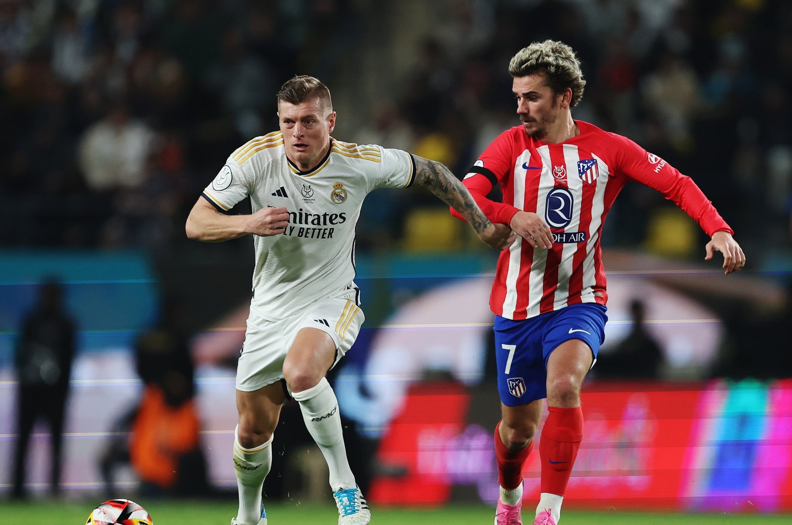 Real Madrid&#039;s Toni Kroos (L) battles for possession with Atletico Madrid&#039;s Antoine Griezmann during the Super Copa semifinal match at Al-Awwal Park, Riyadh, Saudi Arabia, Jan. 10, 2024. (Getty Images Photo)