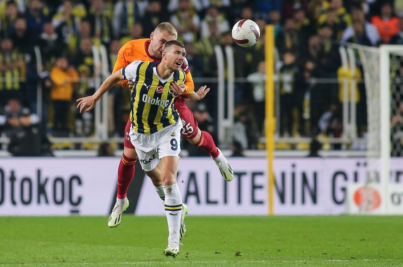 Fenerbahçe&#039;s Eden Dzeko is challenged by Galatasaray&#039;s Victor Nelsson during the Turkish Süper Lig match at the Ülker Stadium, Istanbul, Türkiye, Dec. 24, 2023. (Getty Images Photo)