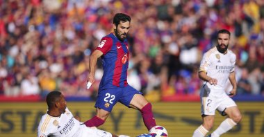 Barcelona's İlkay Gündoğan (C) challenges for the ball against Real Madrid's David Alaba during the La Liga match at Estadi Olimpic Lluis Companys, Barcelona, Spain, Oct. 28, 2023. (Getty Images Photo)