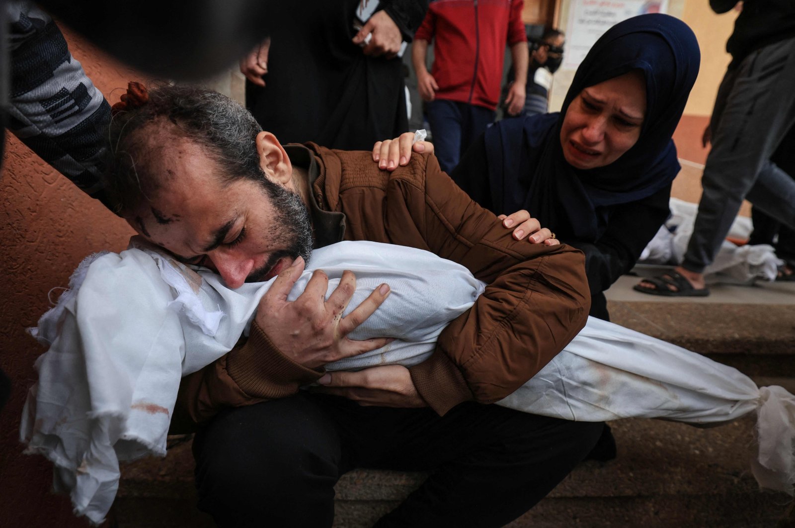 Jamil al-Agha and his wife react as the injured man holds the body of one of the couple&#039;s two children killed in Israeli bombardment, in Khan Yunis, southern Gaza Strip, Palestine, Nov. 19, 2023. (AFP File Photo)