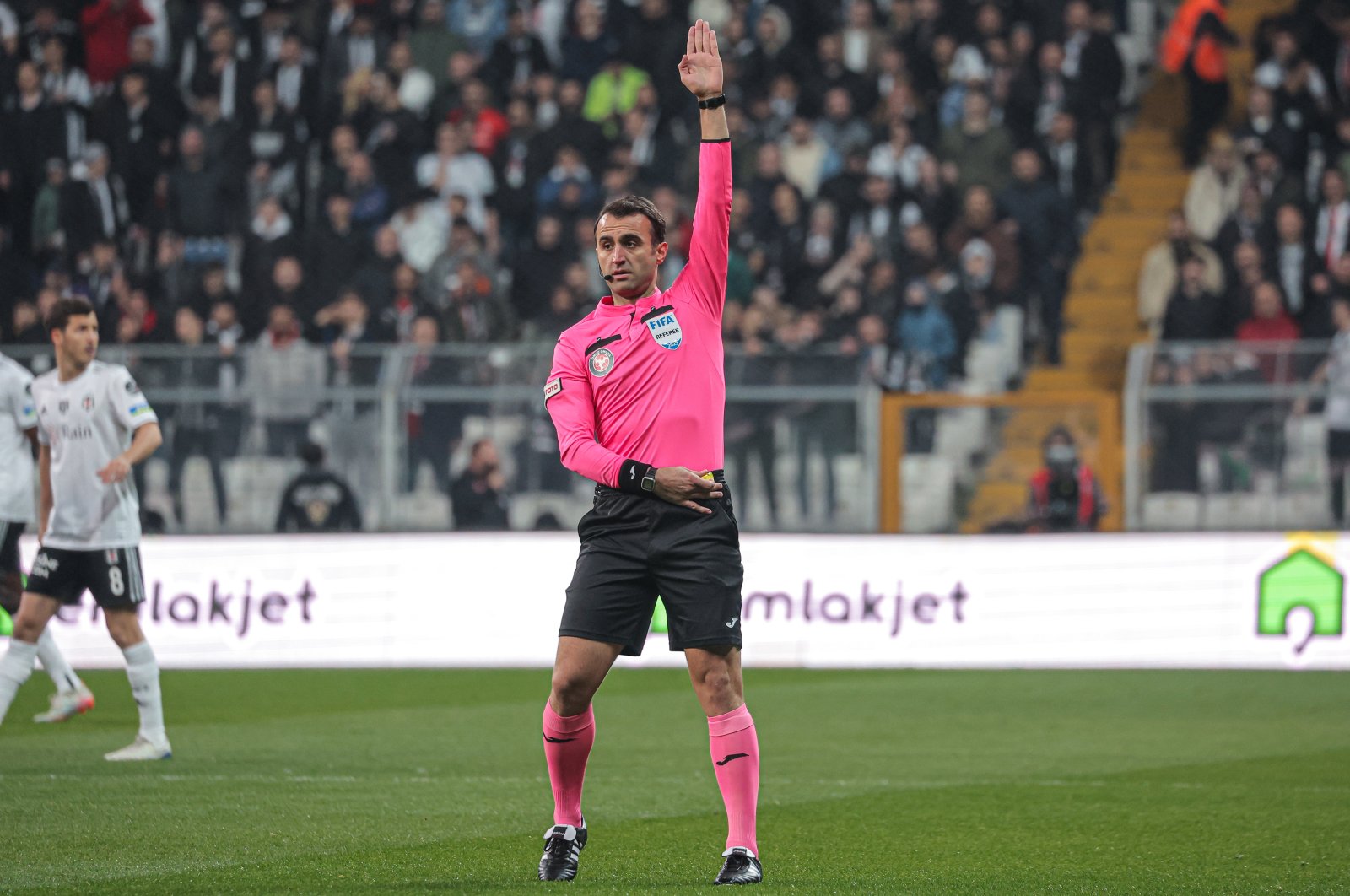 A referee during the Turkish Süper Lig match between Beşiktas and Giresunspor at Vodafone Stadium, Istanbul, Türkiye, April 9, 2023. (Getty Images Photo)