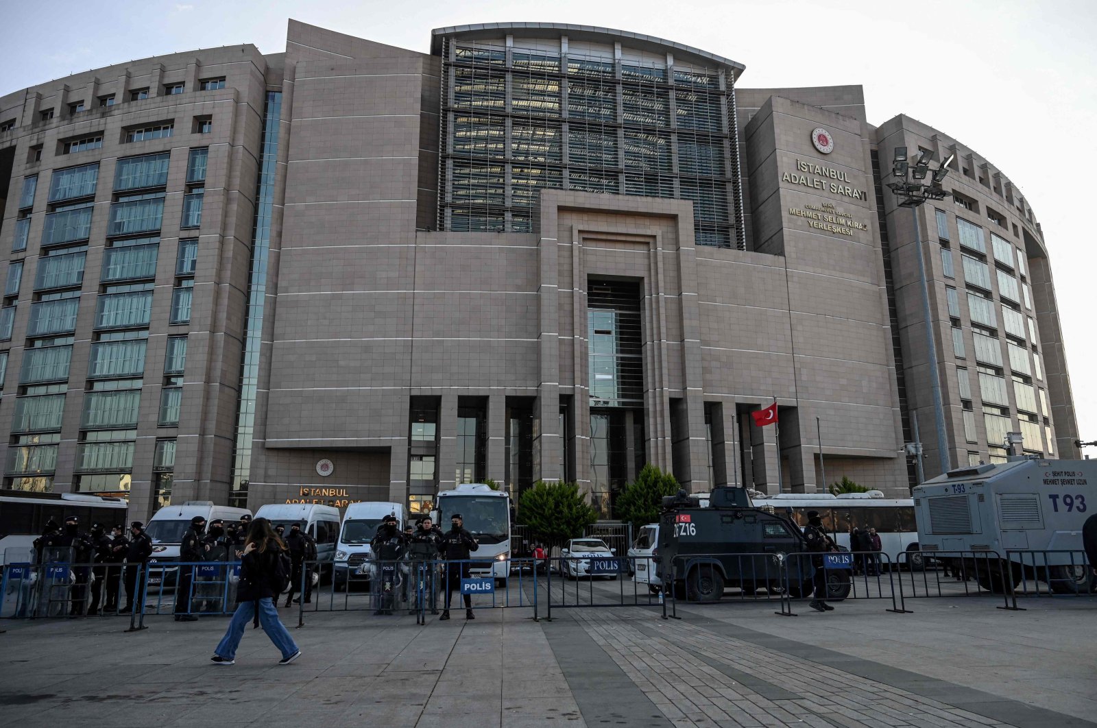 Turkish anti-riot police stand guard outside Istanbul courthouse on Nov. 26, 2021. (AFP File Photo)