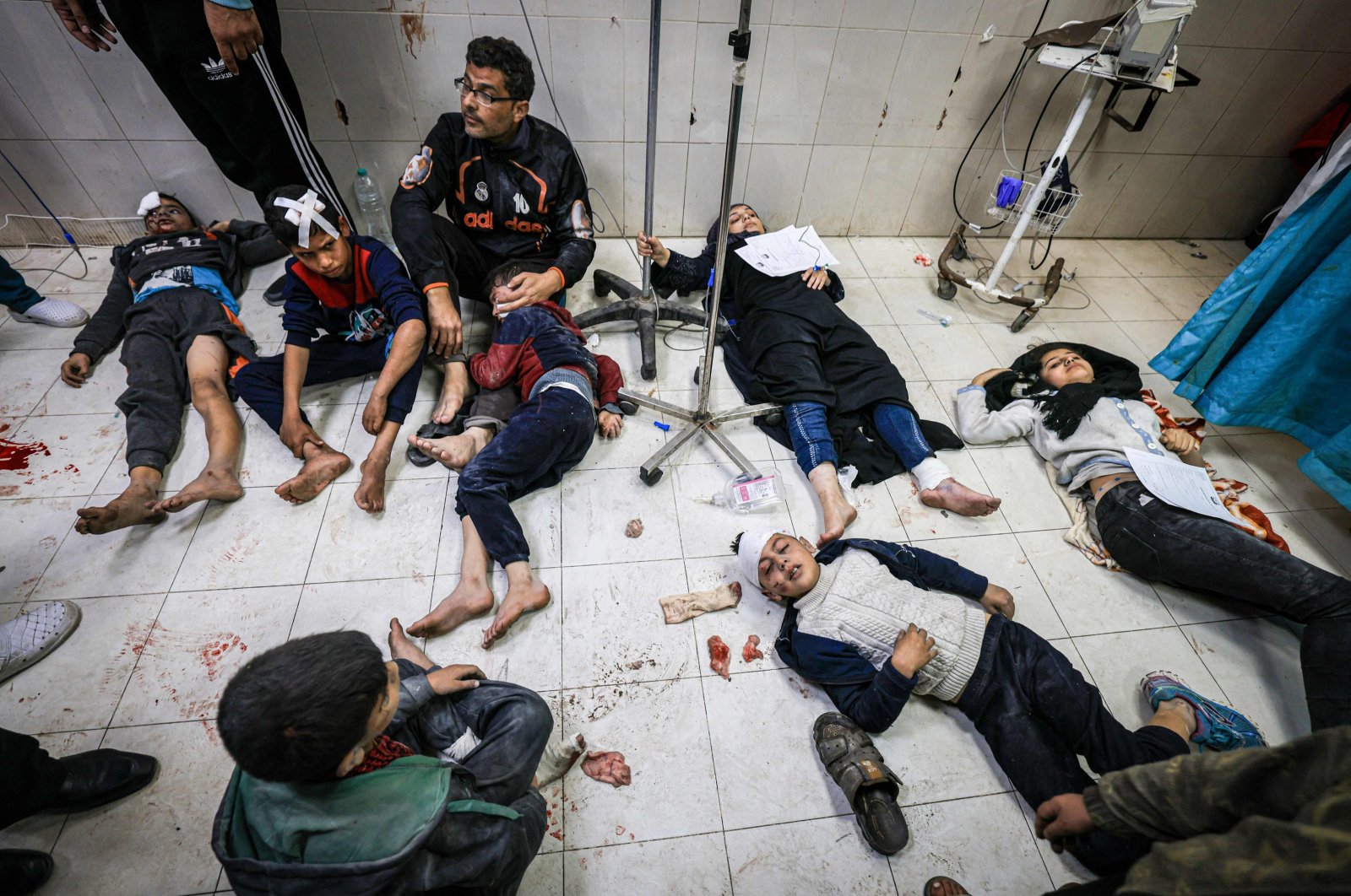 Members of the al-Qedra family, who were injured during Israeli bombardment, receive treatment at Nasser Hospital in Khan Younis on the southern Gaza Strip on Dec. 16, 2023. (AFP Photo)