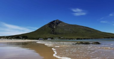 Silver Strand is located on the north coast of Achill Island near Dugort, an area that will look familiar to anyone who has seen &quot;Banshees of Inisherin.&quot; (dpa Photo)