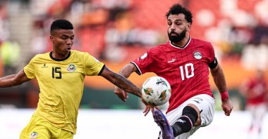 Mozambique&#039;s Renildo Mandava (L) fights for the ball with Egypt&#039;s Mohamed Salah during the Africa Cup of Nations (AFCON) 2024 group B football match, Felix Houphouet-Boigny Stadium, Abidjan, Ivory Coast, Jan. 14, 2024. (AFP Photo)