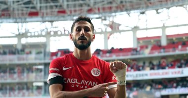 Antalyaspor's Israeli forward Sagiv Jehezkel displays the controversial message reading "100 days. 07/10" after scoring a goal during the Turkish Süper Lig match against Trabzonspor, Corendon Airlines Park Antalya Stadium, Antalya, Türkiye, Jan. 14, 2024. (DHA Photo)