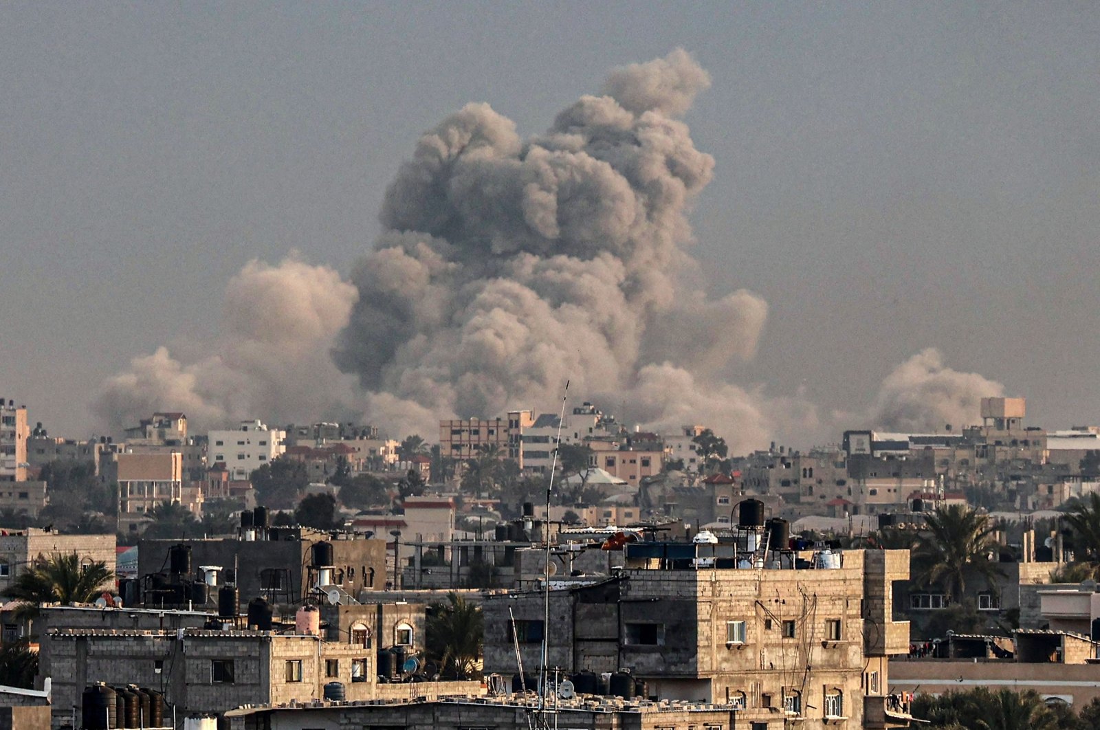 Smoke billows over the southern Gaza Strip&#039;s Khan Younis during Israeli bombardment, Jan. 15, 2024. (AFP Photo)