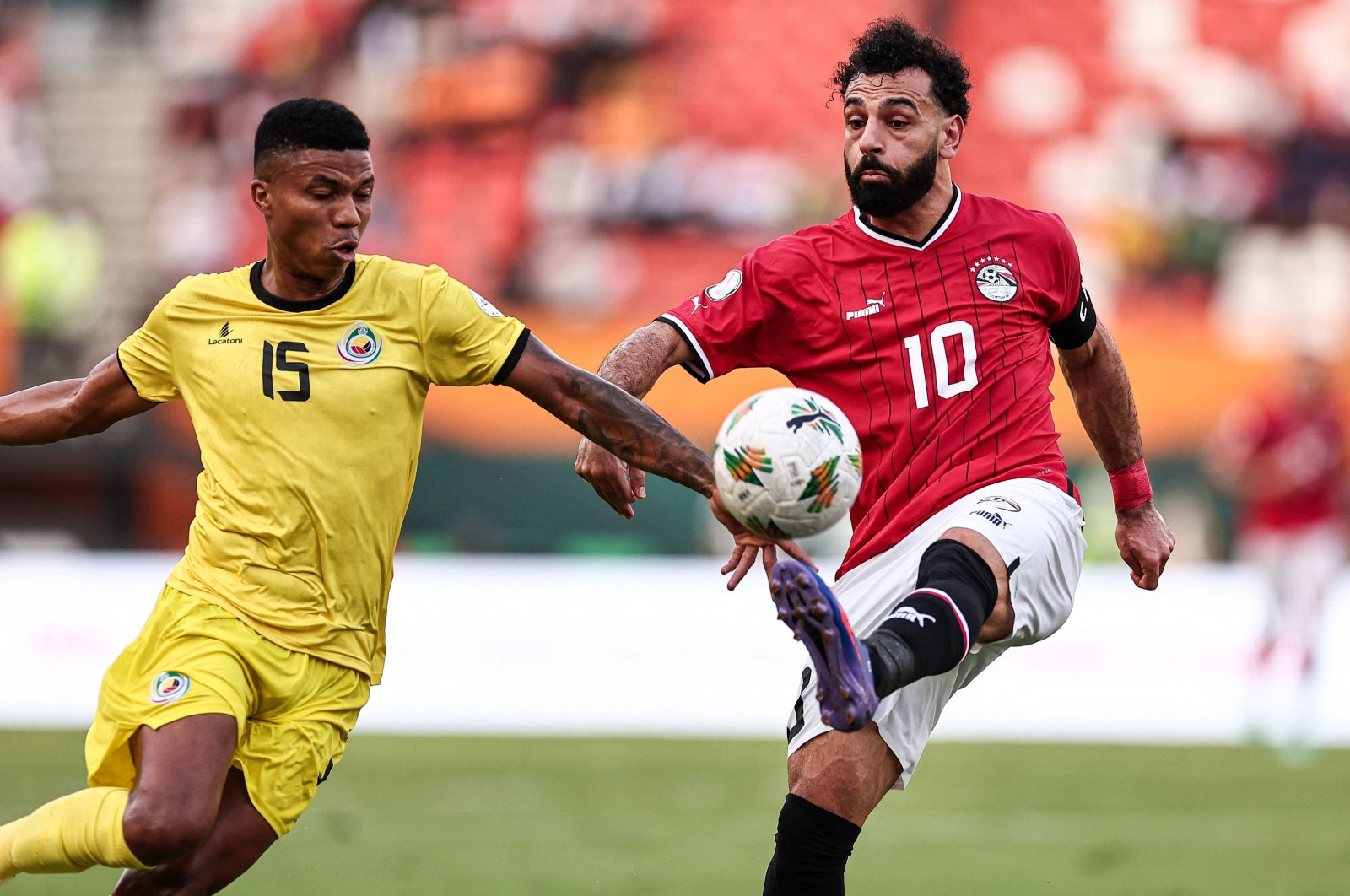 Mozambique&#039;s Renildo Mandava (L) fights for the ball with Egypt&#039;s Mohamed Salah during the Africa Cup of Nations (AFCON) 2024 group B football match, Felix Houphouet-Boigny Stadium, Abidjan, Ivory Coast, Jan. 14, 2024. (AFP Photo)