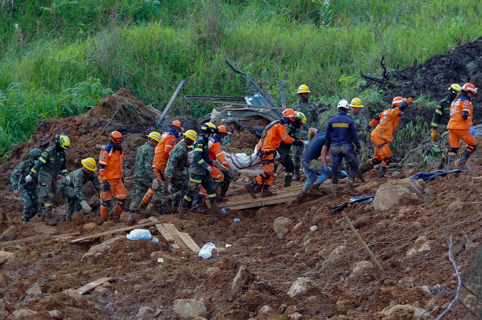 Emergency workers carry a body found in the area of a landslide, Choco department, Colombia, Jan. 14, 2024. (AFP Photo)