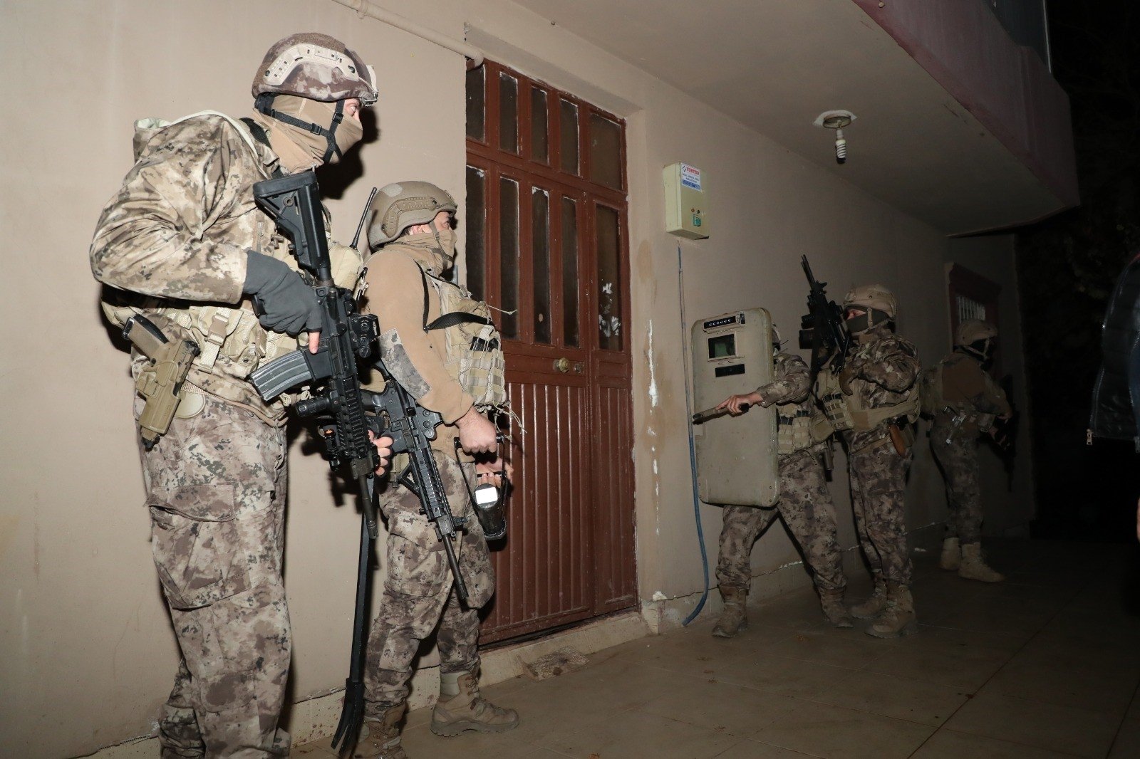 Counterterrorism police raid a house in an operation against Daesh, in Mersin, southern Türkiye, Jan. 16, 2024. (IHA Photo)