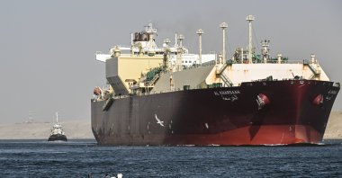 A ship crosses the Suez Canal toward the Red Sea in Ismailia, Egypt, Dec. 22, 2023. (EPA Photo)