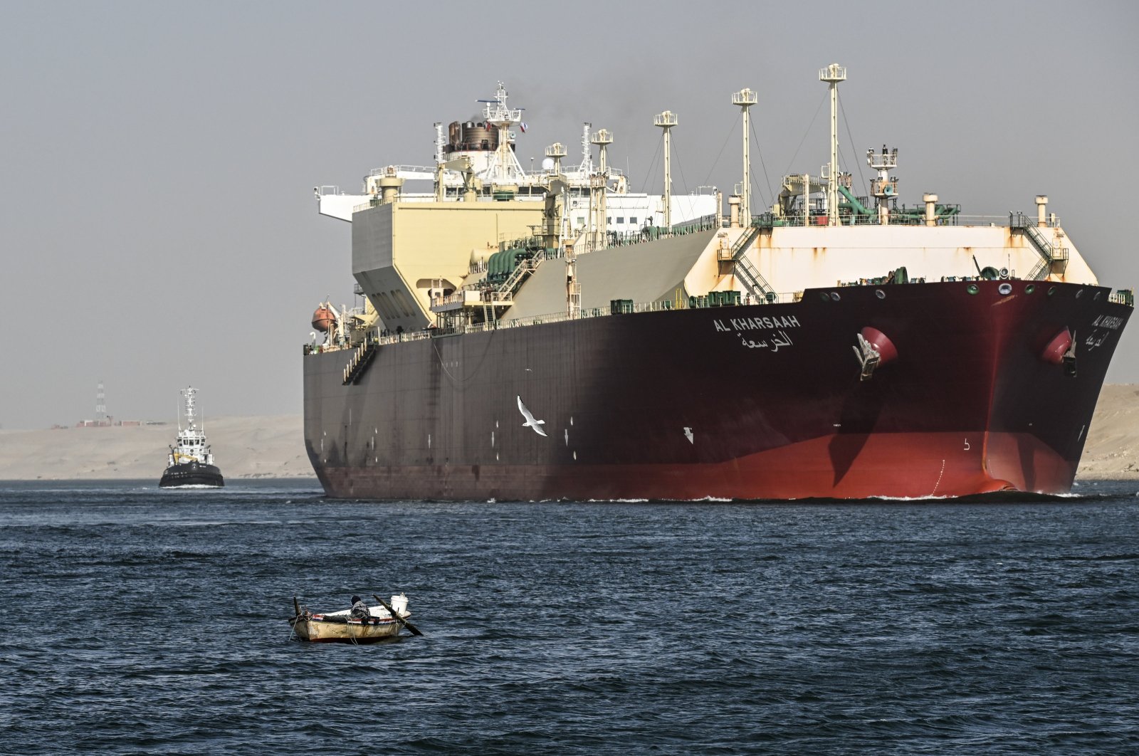 A ship crosses the Suez Canal toward the Red Sea in Ismailia, Egypt, Dec. 22, 2023. (EPA Photo)
