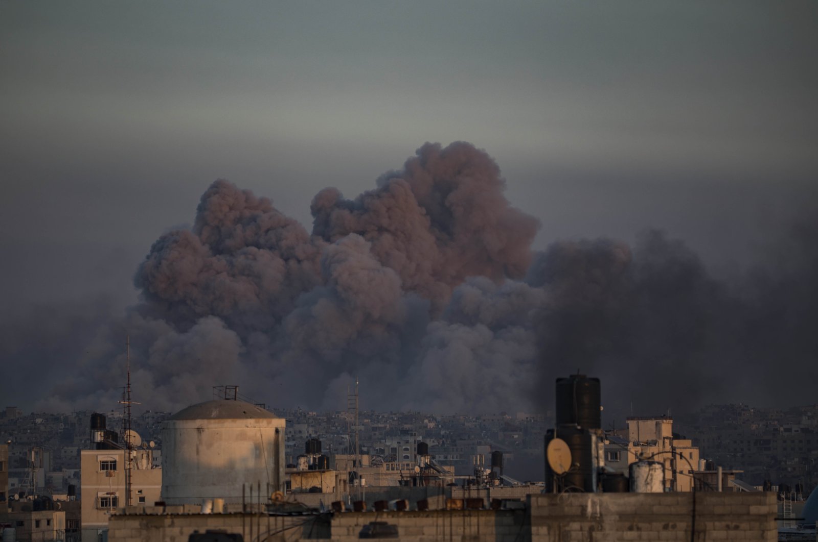 Smoke rises following Israeli airstrikes in Khan Younis, southern Gaza Strip, Palestine, Jan. 17, 2024. (EPA Photo)