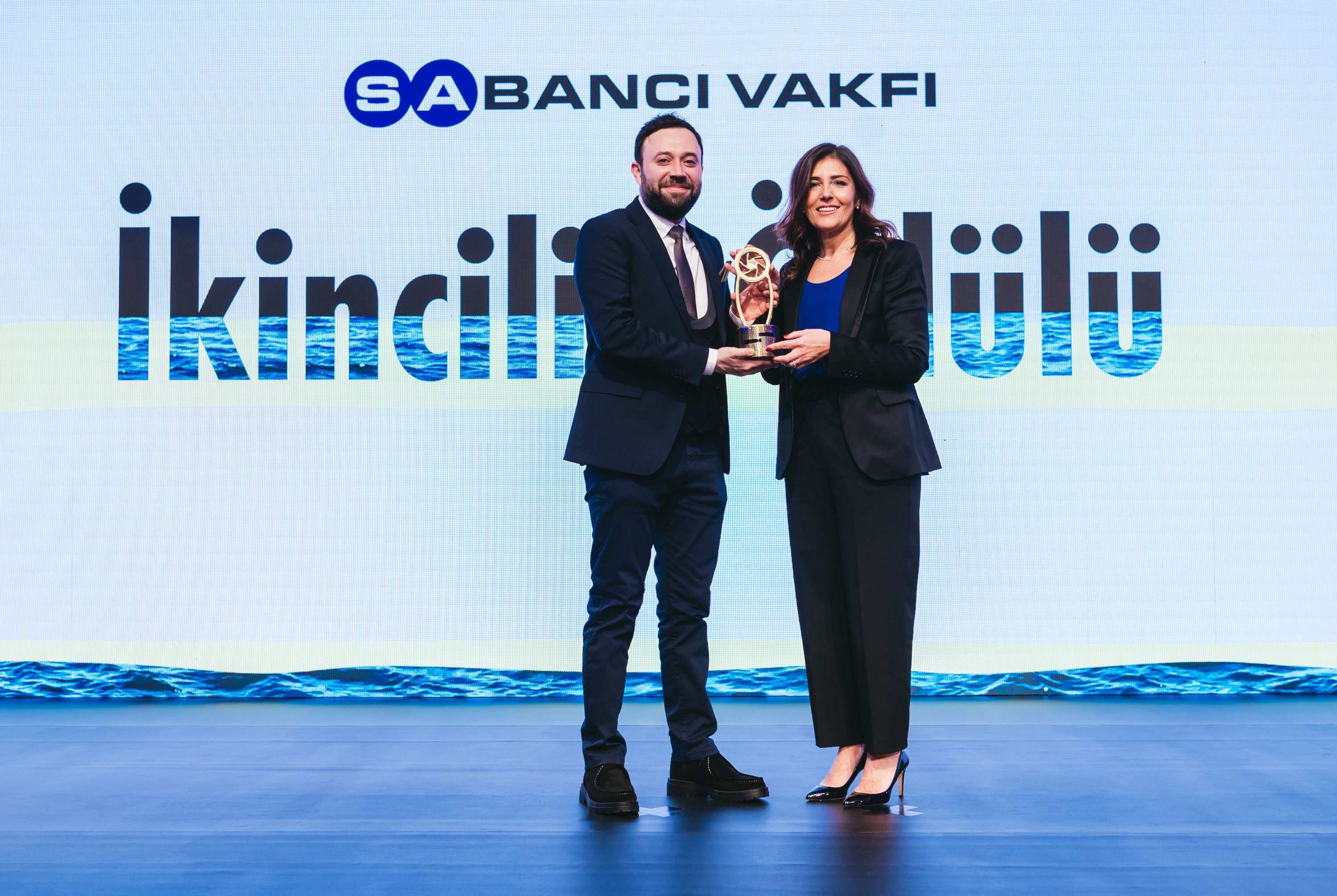 Cihan Yıldırım earns second place in the competition as Nevgül Bilsel Safkan presents his award, Istanbul, Türkiye, Jan. 17, 2023. (Photo courtesy of Sabancı Foundation)