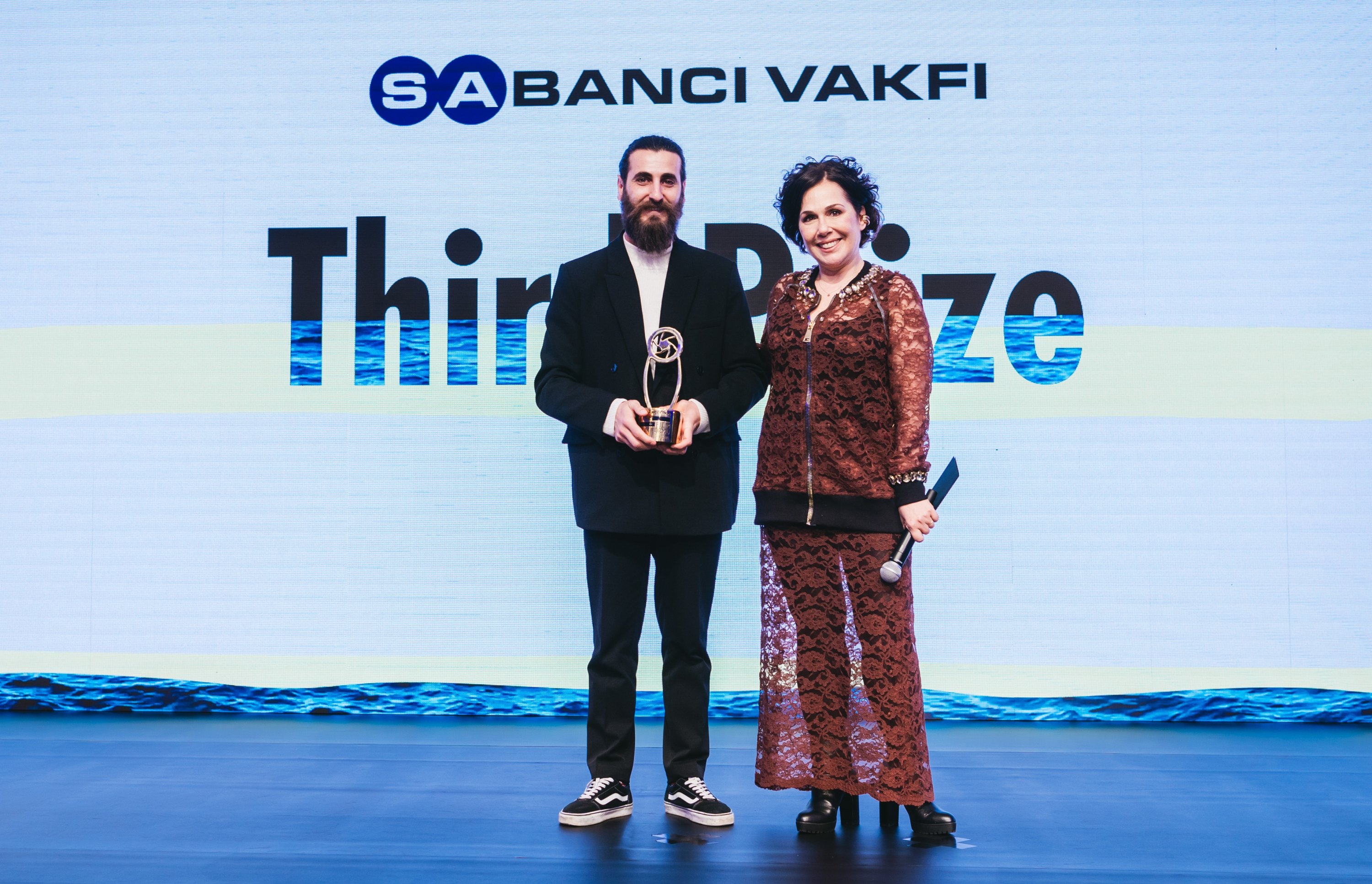 Mehmet Gürü Avcu received the award presented by Zeynep Atakan, Istanbul, Türkiye, Jan. 17, 2023. (Photo courtesy of Sabancı Foundation)