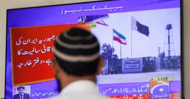 A man looks at a television screen after the Pakistani Foreign Ministry said the country conducted strikes inside Iran targeting, Karachi, Pakistan, Jan. 18, 2024. (Reuters Photo)