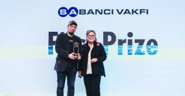 Güler Sabancı (R) presents the first prize to Can Yeşiloğlu for his "Life in Dreams" short film, Istanbul, Türkiye, Jan. 17, 2023. (Photo courtesy of Sabancı Foundation)