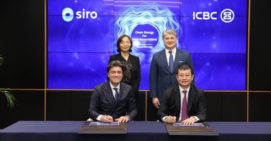 Siro&#039;s Commercial General Manager Naci Özgür Özel (L), ICBC Turkey Chairperson Qian Hou (Back-L) and Togg CEO Gürcan Karakaş (Back-R) attend the loan signing ceremony held at the Siro management center in Gebze, northwestern Türkiye, Jan. 18, 2023. (AA Photo)