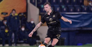 Maccabi Tel Aviv&#039;s Israeli midfielder Eden Karzev controls the ball during the UEFA Europa League group I football match between Villarreal CF and Maccabi Tel Aviv at La Ceramica stadium in Villarreal, Spain, Nov. 5, 2020. (AFP File Photo)