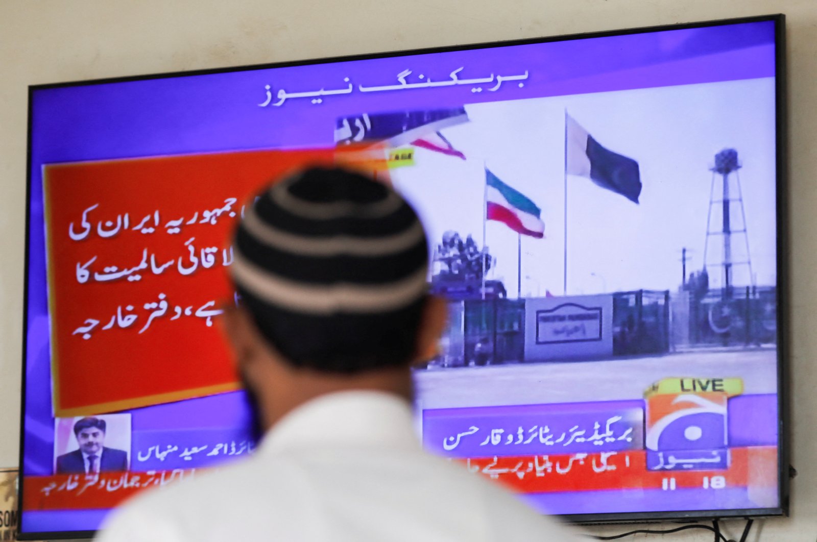 A man looks at a television screen after the Pakistani Foreign Ministry said the country conducted strikes inside Iran targeting, Karachi, Pakistan, Jan. 18, 2024. (Reuters Photo)