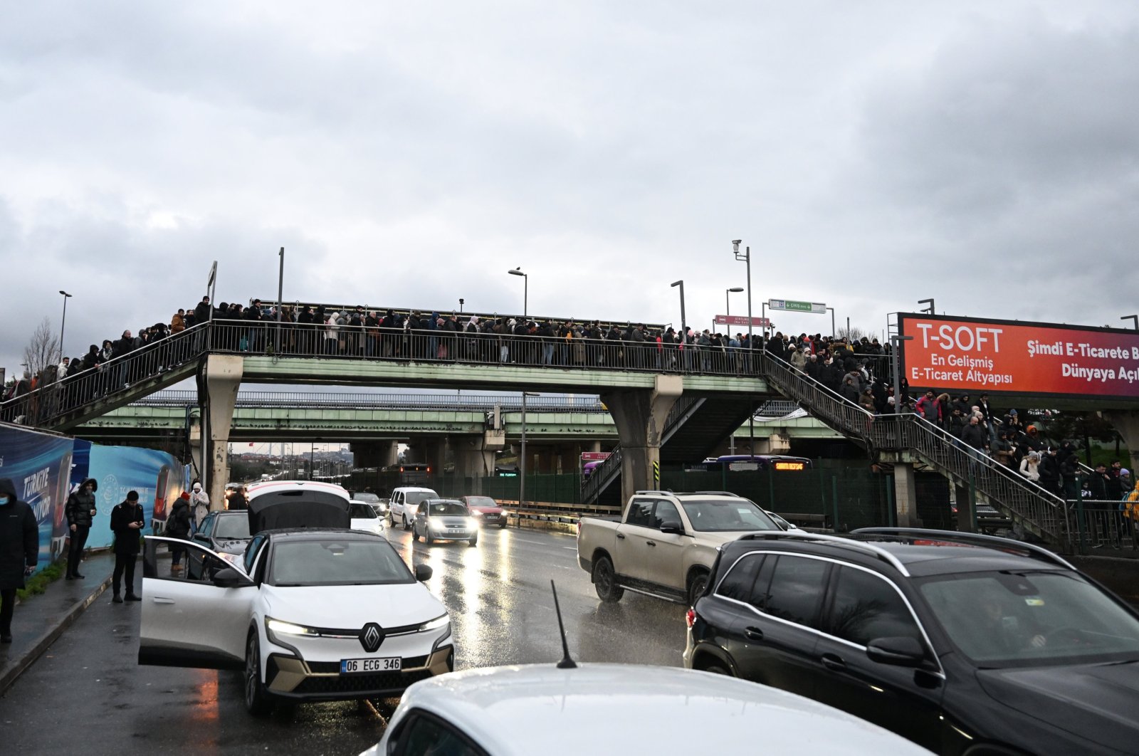 People try to enter a crowded metrobus stop, Istanbul, Türkiye, Jan. 10, 2024. (AA Photo)