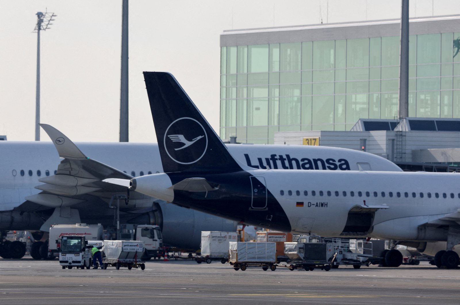 Lufthansa&#039;s aircraft are seen on the tarmac the day before the VERDI union called airport workers to go on a 24-hour strike on Friday, at the Munich International Airport, Germany, Feb. 16, 2023. (Reuters File Photo)