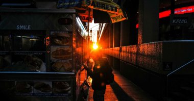 A man orders food from a street vendor during a cold morning in the Manhattan borough of New York City, New York, U.S., Jan. 17, 2024. (AFP Photo)