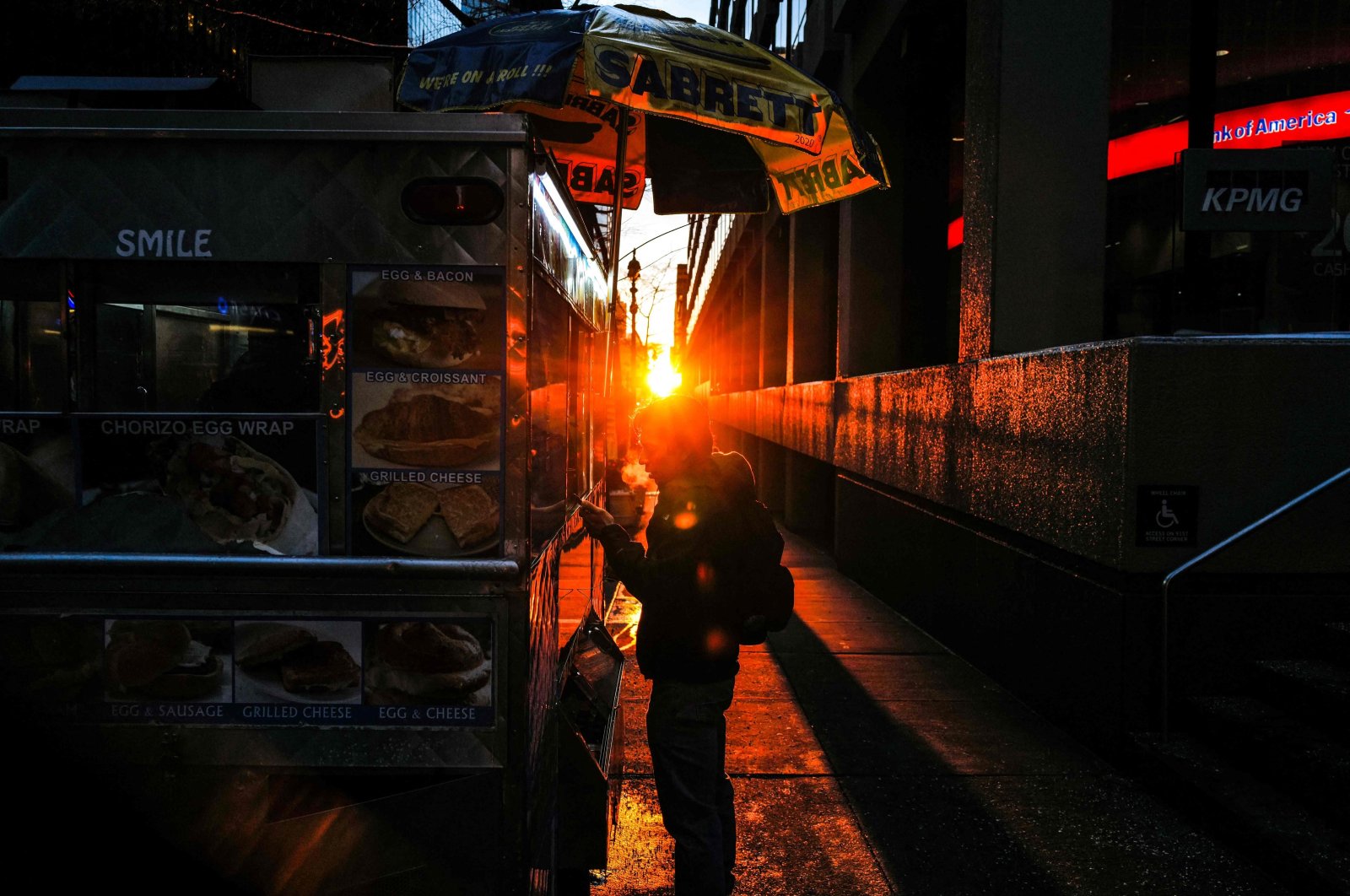 A man orders food from a street vendor during a cold morning in the Manhattan borough of New York City, New York, U.S., Jan. 17, 2024. (AFP Photo)