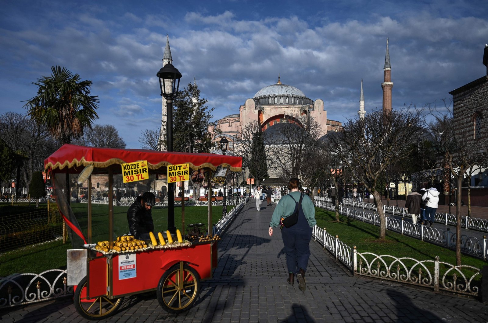 A street vendor selling corn in front of the Hagia Sophia Grand Mosque, in Istanbul, Türkiye, Jan. 15, 2024. (AFP Photo)