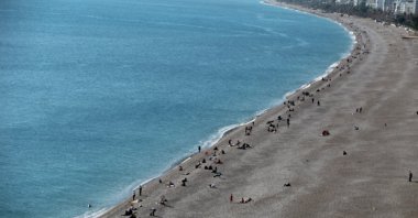 Citizens are seen enjoying at Antalya beach, Türkiye, Jan. 22, 2024. (IHA Photo) 