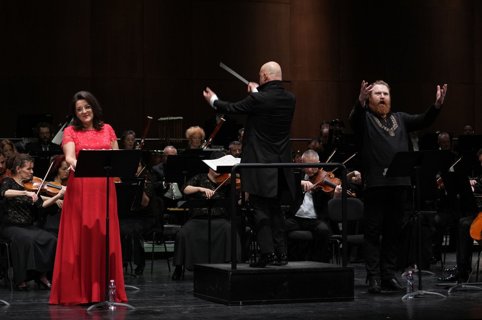 (L-R) Atala Schöck as Judith, the maestro Gergely Kesselyak and Levente Molnar as Bluebeard, Istanbul, Türkiye, Jan. 21, 2023. (Photo courtesy of Liszt Institute Hungarian Cultural Center)