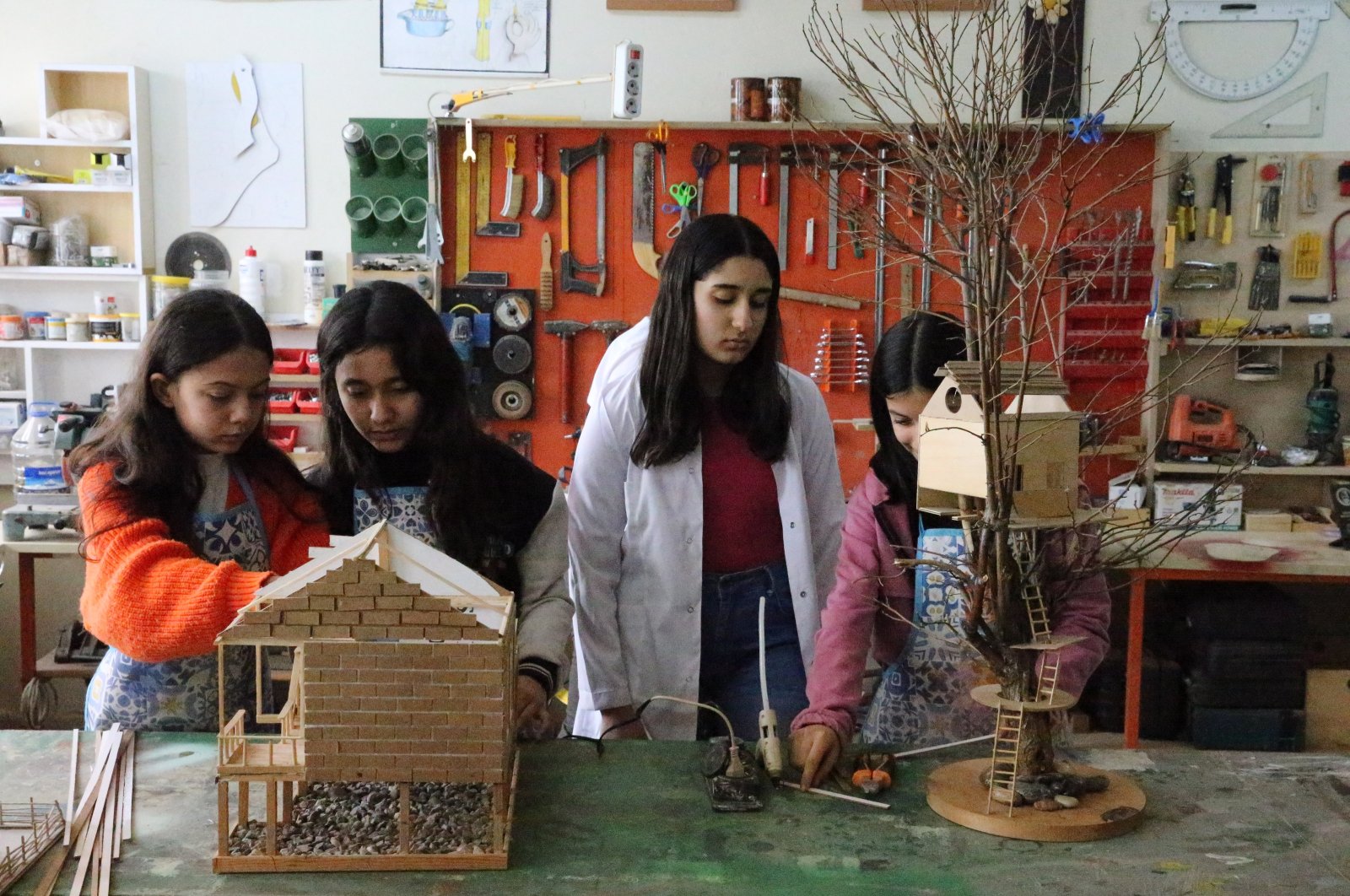 Students making souvenirs using waste materials, Şanlıurfa, Türkiye, Jan. 22, 2024. (AA Photo)