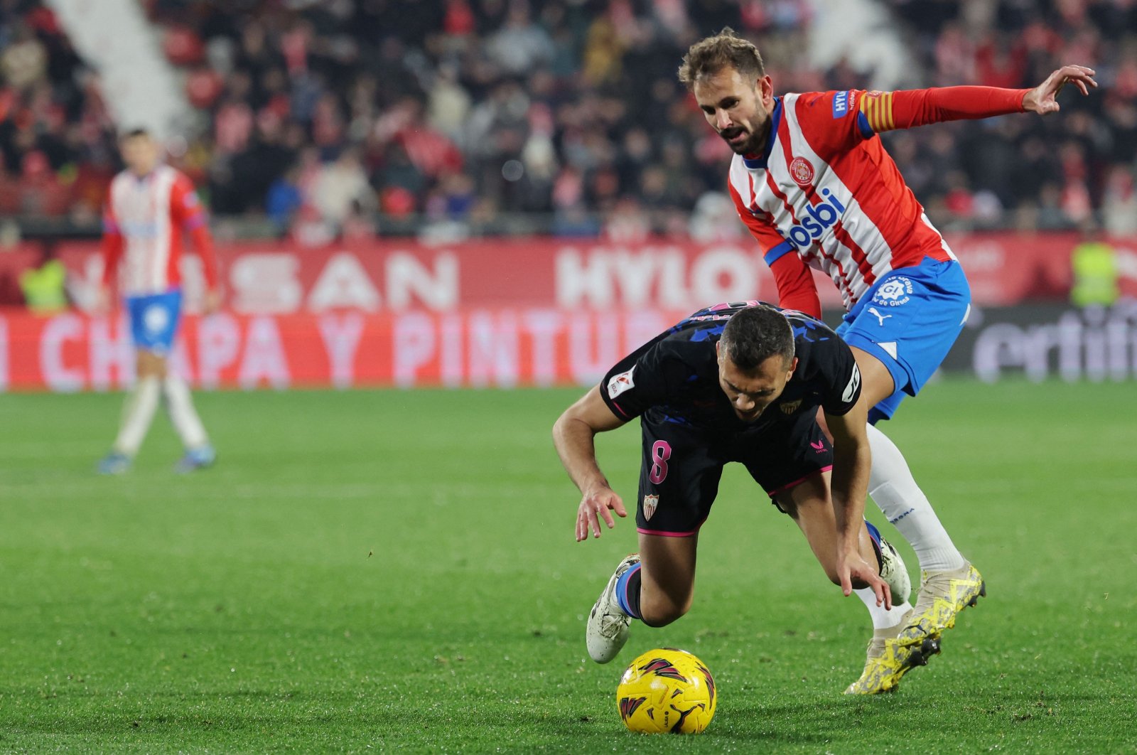 Sevilla&#039;s Joan Jordan Moreno (L) vies with Girona&#039;s Cristhian Stuani during the Spanish League football match at the Montilivi stadium, Girona, Spain, Jan. 21, 2024. (AFP Photo)