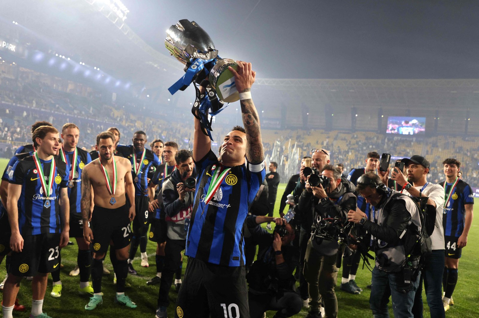 Inter Milan&#039;s Lautaro Martinez lifts the trophy after winning the Italian Super Cup final football match against Napoli at Al-Awwal Park Stadium, Riyadh, Saudi Arabia, Jan. 22, 2024. (AFP Photo)