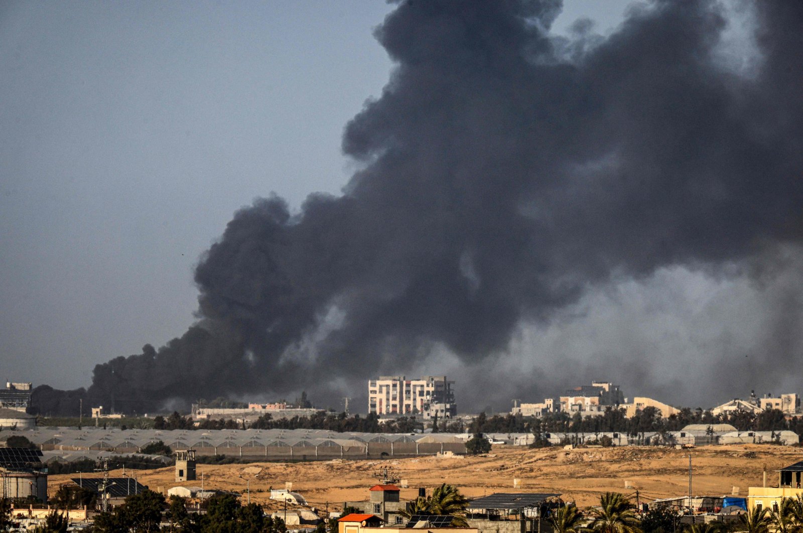 Smoke billows over southern Gaza&#039;s Khan Younis after Israeli bombing, Gaza, Palestine, Jan. 22, 2024. (AFP Photo)