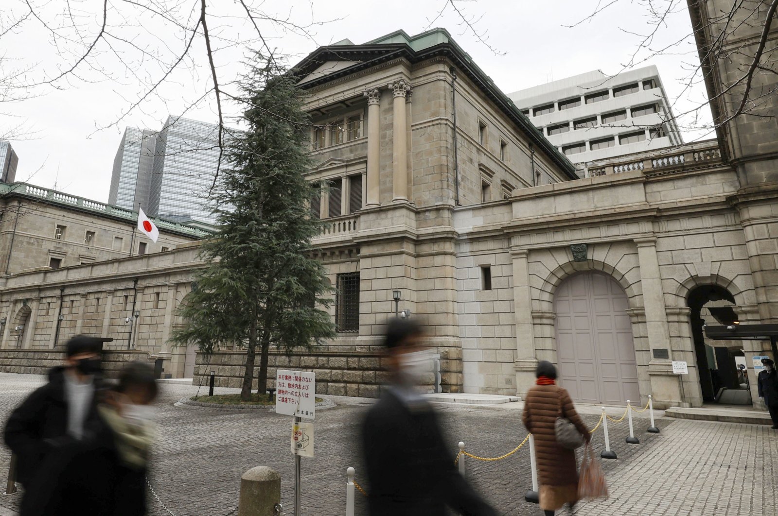 日本銀行（BoJ）は非常に緩い政策を維持し、インフレの見通しを下げました。