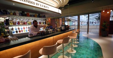 Lebanese bartender Hadi Ghassan prepares a drink behind the counter at &quot;Meraki Riyadh,&quot; a pop-up bar offering non-alcoholic bellinis and spritzes, served in chilled cocktail glasses, in Riyadh on Jan. 23, 2024. (AFP Photo)